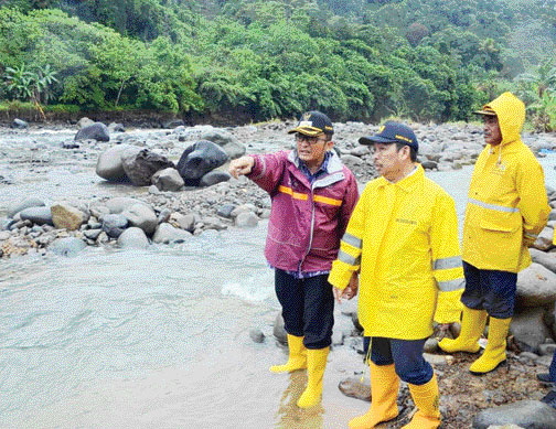 PENGERUKAN: Wako Hendri Septa meninjau pengerukan Sungai Batubusuk, Sabtu (11/2).(IST)