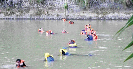 PENCARIAN: Tim SAR gabungan saat melakukan pencarian terhadap pelajar yang dilaporkan hanyut terbawa arus sungai pada Selasa (21/2) lalu.(IST)