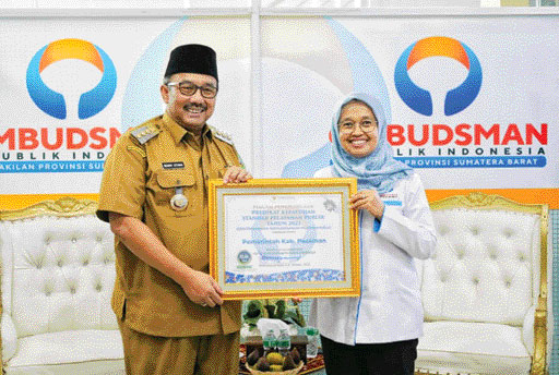 MEMBANGGAKAN: Kepala Ombudsman RI Perwakilan Sumbar Yefri Heriani menyerahkan sertifikat Penyelenggara Pelayanan Publik Kualitas Tinggi kepada Bupati Pasaman Benny Utama di Kantor Ombudsman Perwakilan Sumbar, Senin (6/2).(IST)