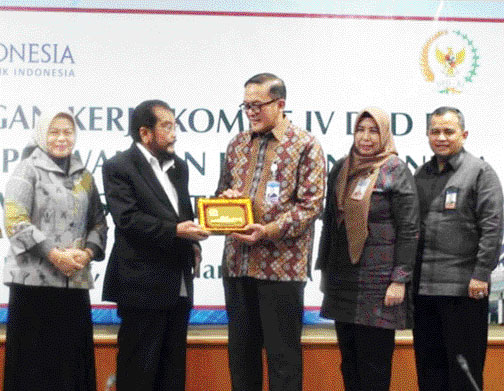 KENANG-KENANGAN: Anggota Komite IV DPD RI asal Sumbar, Leonardy Harmainy Dt Bandaro Basa, menerima cidera mata dari Kepala Perwakilan Bank Indonesia Provinsi Sumbar, Endang Kurnia Saputra, kemarin.(IST)