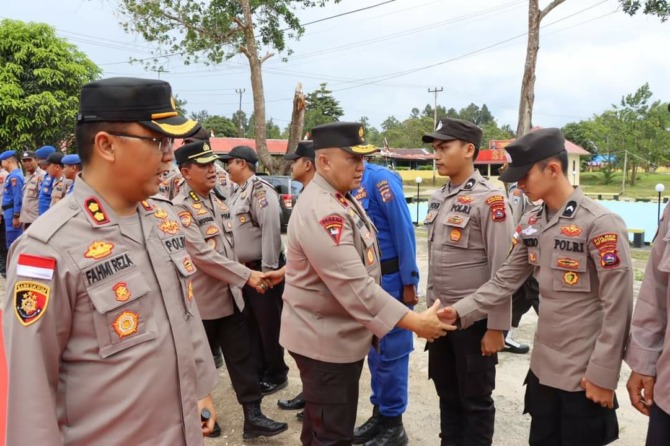 SAMBUTAN: Wakapolda Sumbar Brigjen Pol Edi Mardianto melakukan kunjungan ke Mentawai, Rabu (1/2).(IST)