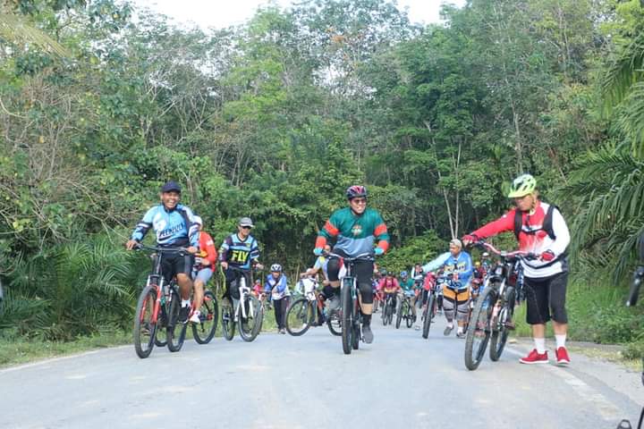 ANTUSIAS: Ratusan anggota komunitas sepeda se-Sumbar ikut meramaikan kegiatan Fun Bike di Sijunjung, Sabtu (11/2).(IST)