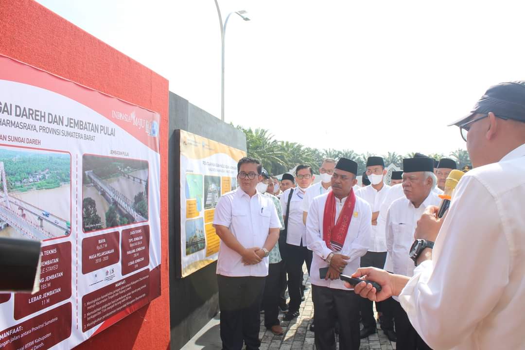 Ketua DPRD Dharmasraya Pariyanto bersama Menteri PUPR Basuki Hadimuljono dalam peresmian Masjid Agung.(IST)