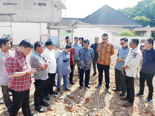 TINJAU: Ketua F-PDIP DPR RI Utut Adianto didampingi Ketua DPD PDIP Sumbar Alex Indra Lukman, Kepala Disdikbud Padang Yopi Krislova dan pemilik bangunan Soehinto di lokasi bekas bangunan rumah singgah Bung Karno, Selasa (21/2).(IST)