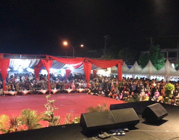 MERIAH : Suasana penutupan Festival Lansek Manih V dan Sijunjung Rancak Expo dalam rangka memperingati Hari Jadi ke-74 Kabupaten Sijunjung, Sabtu (25/2).(IST)