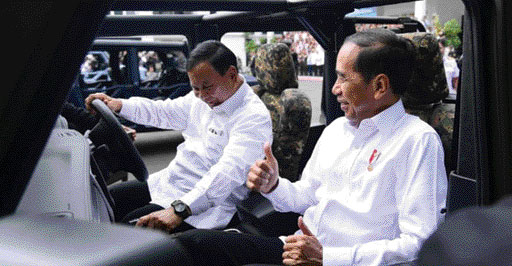 PATUH: Presiden Jokowi disopiri Menhan Prabowo Subianto saat menjajal kendaraan Maung, ketika Rapim Kemhan, beberapa waktu lalu.(IST)