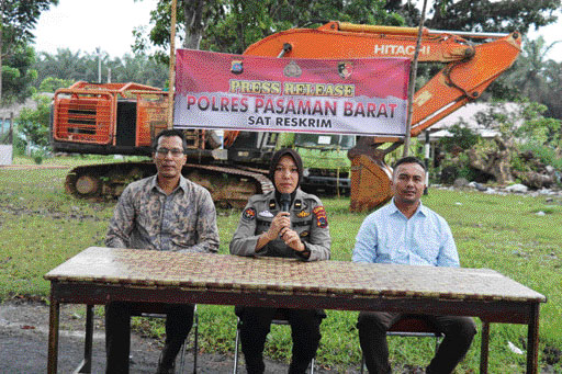 BERI KETERANGAN: Kasubsipenmas Seksi Humas Polres Pasbar Ipda Admi Pandowita memberikan keterangan terkait tindak pidana PETI di Pasbar, beberapa waktu lalu.(IST)