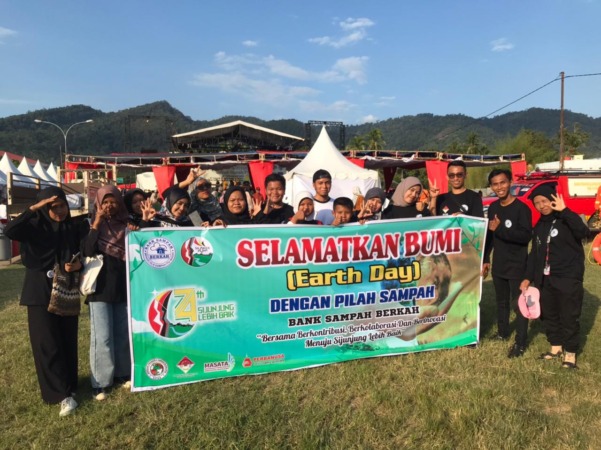 KAMPANYE: Bank Sampah Berkah Sijunjung kembali melakukan aksi bersih-bersih dan mengedukasi masyarakat pada Festival Lansek Manih V 2023, Rabu (22/2).(IST)