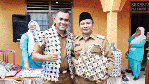 BERNILAI: Wali Nagari Duokoto Joni Safri dan jajaran memamerkan karya kelompok Sarok.(IST)