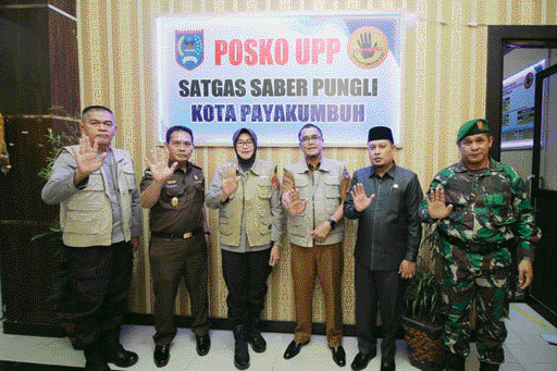 BERANTAS PUNGLI: Foto bersama usai peresmian Posko UPP Saber Pungli dan peluncuran aplikasi pengaduan masyarakat Whistle Blower Sistem (WBS) di Mal Pelayanan Publik (MPP), lantai satu Balai Kota Payakumbuh, Senin (30/1).(IST)