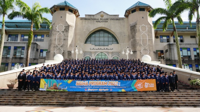 BIKIN BANGGA: Para santri Ponpes ICBS Payakumbuh ketika mengikuti kegiatan Sigma Program 2022 di Malaysia.(IST)