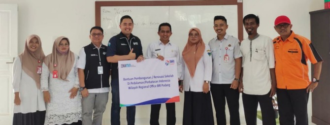 Pinca BRI Painan, Yudika Hanafi, dengan didampingi Wakil Bupati Pessel, Rudi Hariyansyah, saat menyerahkan bantuan kepada Kepala UPT SDN 39 Tanjung Bungo Air Haji, Kecamatan Linggo Sari Baganti, Nilawati.(IST)