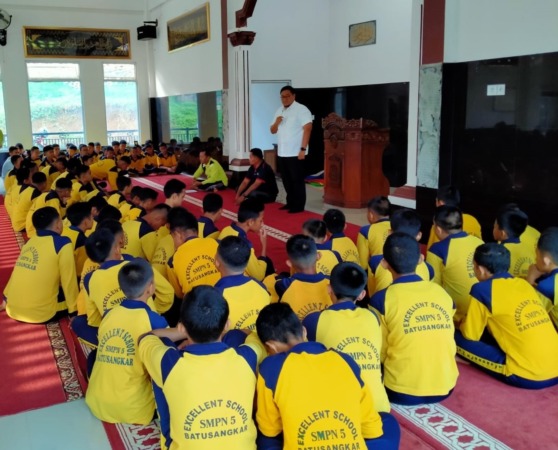 NASIHAT: Wakil Bupati Tanahdatar, Richi Aprian, SH, MH memberikan arahan kepada siswa SMPN 5 Batusangkar.(IST)