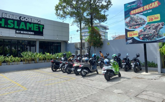 Bebek Goreng H Slamet Cabang Padang di Jalan Diponegoro.