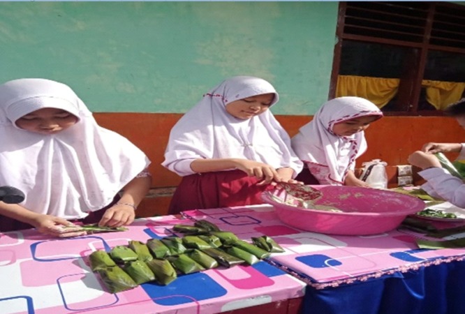 BERBAKAT: Para murid SDN 11 Lawang Mandahiling terlihat asyik mempraktikan cara membungkus lapek dengan daun.(IST)