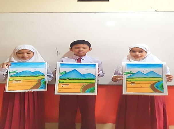 GALI POTENSI : Murid SDN 02 Payakumbuh memperlihatkan hasil lukisan mereka.(IST)