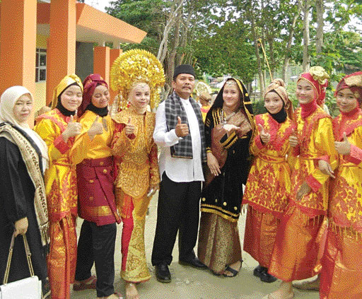 KEARIFAN LOKAL : Guru SMPN 5 Batusangkar, Yusrijal Datuk Makhudun, S.Pd bersama para siswa usai pelaksanaan gelar Karya Proyek Penguatan Profil Pelajar Pancasila (P5).(IST)