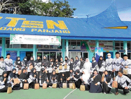 AKRAB: Para guru MTsN Padangpanjang terlihat kompak untuk memajukan madrasah.(IST)