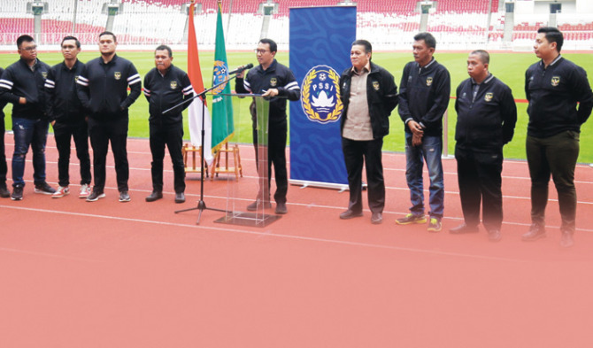 ADA DUA MENTERI: Ketua Komite Pemilihan PSSI Amir Burhanuddin (tengah) mengumumkan sejumlah nama calon ketua dan wakil ketua PSSI di Stadion Gelora Bung Karno, Jakarta, Selasa (31/1). Komite pemilihan PSSI mengumumkan 5 calon ketua, 16 wakil ketua dan 53
