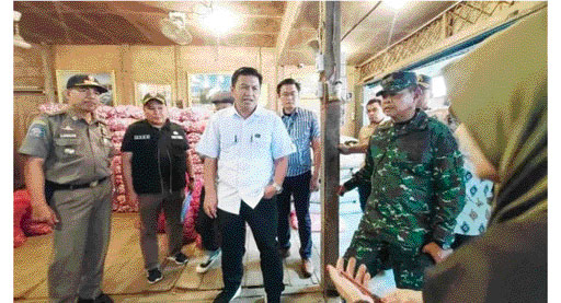 BERDIALOG: TPID Bukittinggi sidak harga sembako di Pasar Bawah Bukittinggi, Sabtu (25/2).(IST)