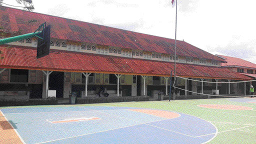SARAT SEJARAH: Sejumlah siswa terlihat sedang duduk di lorong gedung SMPN 1 Payakumbuh yang notabene adalah bangunan cagar budaya.(IST)