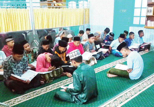 PERDALAM KAJI: santri MTI Jaho sedang melakukan dauroh Al Quran di Masjid Nurul Falah Jaho.(IST)