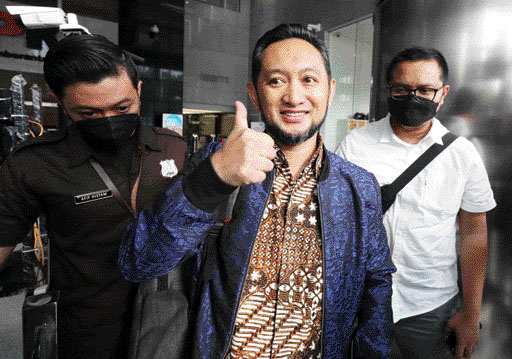 Kepala Kantor Bea Cukai Makassar Adhi Pramono meninggalkan Gedung KPK, Jakarta, Selasa (14/3/2023). Pemeriksaan berkaitan dengan kepemilikan harta yang tak sesuai profil. (FEDRIK TARIGAN/ JAWA POS)