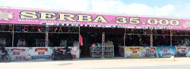 GELIAT USAHA: Bintang Busana Serba Rp 35 Ribu yang berada di Simpang BLKM, Kampung Sebelah, Lubukalung, Padangpariaman, kemarin.(IST)
