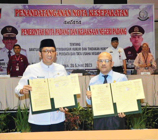 KERJA SAMA: Wako Hendri Septa dan Kajari Padang M. Fatria memperlihatkan nota kesepakatan yang telah ditandatangani, Selasa (28/3).(IST)