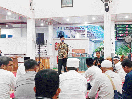 SAMBUTAN: Ketua PWI Sumbar Basril Basyar memberikan kata sambutan saat buka bersama insan pers di Palanta Rumah Dinas Wali Kota Padang, kemarin.(SUYUDI/PADEK)