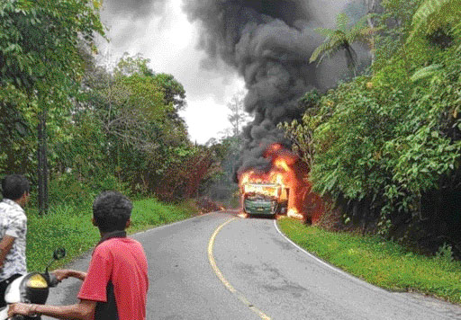 HANGUS: Bus ALS terbakar di Jalan Lintas Sumatera Bukittinggi-Medan Km 37, Senin (13/3).