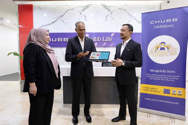 Presiden Direktur PT Chubb Life Insurance Indonesia Kumaran Chinan (tengah) berbincang dengan Direktur Dini Maharani  dan Direktur Akhiz Nasution di kantor pusat Chubb Life Indonesia di Jln Thamrin, Jakarta, akhir minggu lalu. Usai membuka kantor cabang k