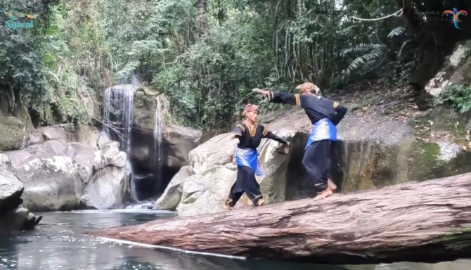 DAYA TARIK: Pertunjukan silat yang disuguhkan kepada para wisatawan di Desa Wisata Nyarai, Lubukalung, beberapa waktu lalu.(IST)