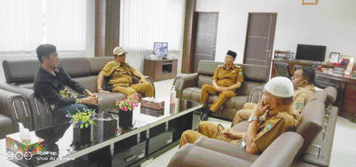 KUNJUNGAN: Wakil Bupati Pasaman Sabar AS menyambut kedatangan Ketua Asita Sumbar Darmawi di ruang kerjanya, Selasa (28/3).(IST)