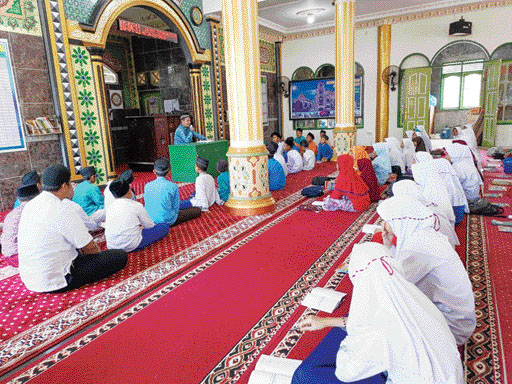 ANTUSIAS: Sejumlah peserta Pesantren Ramadhan di Masjid Al Furqon Kecamatan Kuranji antusias mengikuti kegiatan, kemarin.(SUYUDI/PADEK)