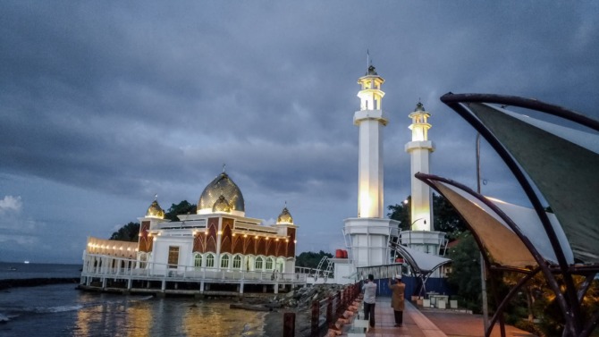 INCARAN WISATAWAN: Masjid Terapung Samudera Ilahi di Painan berdiri megah. Masjid ini sekarang menjadi pusat kunjungan wisatawan karena keindahannya.(IST)