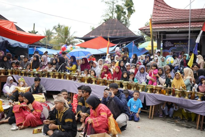 SILATURAHMI: Warga Nagari Limaulunggo antusias mengikuti Balimau Patang, Rabu (22/3).(IST)