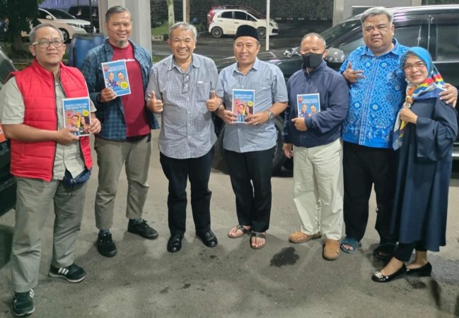 Dr Aqua Dwipayana membagi-bagikan dua buku super best seller karyanya kepada Ketua Komisi Informasi Provinsi Jawa Barat Dr Ijang Faisal dan pengurus media online TuguBandung.id.