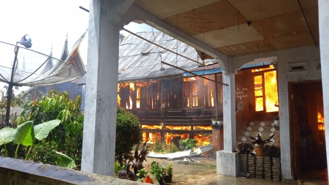 JADI ABU: Kobaran api melahap rumah gadang dan rumah permanen di Jorong Bariang Kapalo Koto, Nagari Kotobaru, Kecamatan Sungaipagu Solsel, Kemarin (26/3).(IST)
