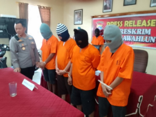 UNGKAP KASUS: Jajaran Polres Sawahlunto memperlihatkan empat tersangka kasus dugaan pemalsuan SIM, Senin (27/3).(IST)