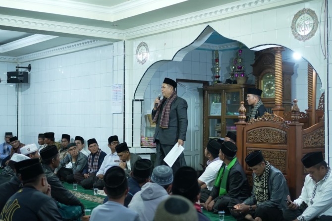 TAMPUNG ASPIRASI: Bupati Solok Epyardi Asda memberikan sambutan saat kunjungan TSR Pemkab Solok di Masjid Nurul Huda, Nagari Sungainanam, Selasa (28/3).(IST)