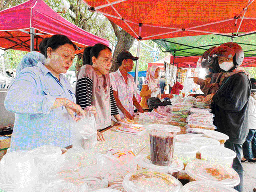 LARIS: Pedagang takjil di kawasan GOR Agus Salim Padang sedang melayani pembeli, Kamis (23/3).(DEWI FATIMAH/PADEK)