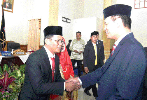 USAI DILANTIK: Wako Pariaman Genius Umar mengucapkan selamat kepada Ketua DPRD Pariaman Harpen Agus Bulyandi, kemarin.(IST)