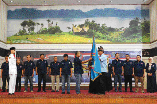 PELANTIKAN: Ketua Umum DPD KSPSI Moh Jumhur Hidayat melantik DPD KSPSI Sumbar periode 2023-2028 di aula kantor gubernur, Senin (13/3).(IST)