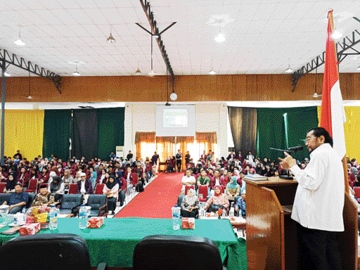BERBAGI ILMU: Anggota DPD RI Leonardy Harmainy menjadi pemateri dalam kuliah umum bertema “Peranan DPD RI sesuai dengan Kewenangan Konstitusi” di Auditorium Universitas Ekasakti, Sabtu (11/3).(IST)
