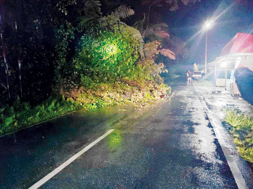 TUTUPI JALAN: Tanah longsor menimbun sebagian badan jalan di Jorong Alai, Nagari Kotomalintang, Senin (27/3) malam.(IST)