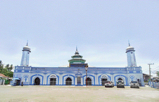 CAGAR BUDAYA: Masjid Raya Ganting terlihat megah dari depan. Masjid ini masuk dalam cagar budaya Indonesia.(TITI SATRI WAHYUNI/PADEK)