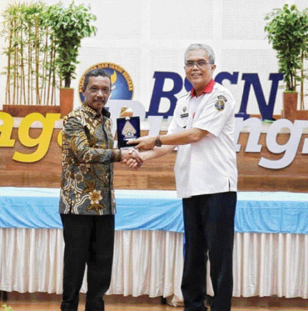 KOMITMEN: Sekretaris Utama Y.B. Susilo Wibowo menyerahkan cenderamata kepada Sekkab Pasaman Mara Ondak di Aula BSSN, Depok Jawa Barat. Selasa (28/2).(IST)