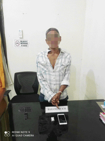 DITANGKAP: DS, 45, pelaku penyalahgunaan narkoba menjalani pemeriksaan di Mapolres Agam.(IST)