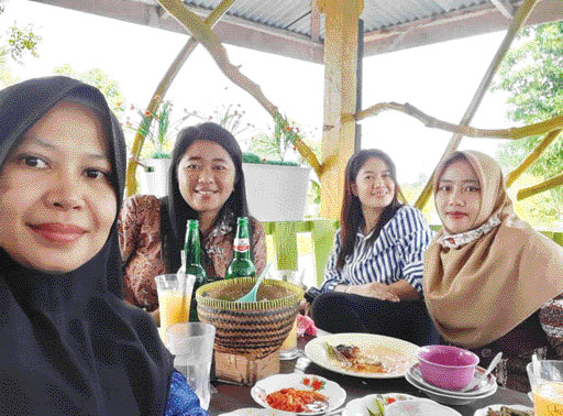 BERSANTAI: Sejumlah pengunjung bersantai usai bersantap di RM Anggara Km 10, kemarin.(IST)